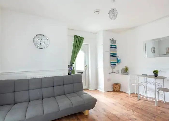 Cheerful Maisonette In The Heart Of Orrell Park