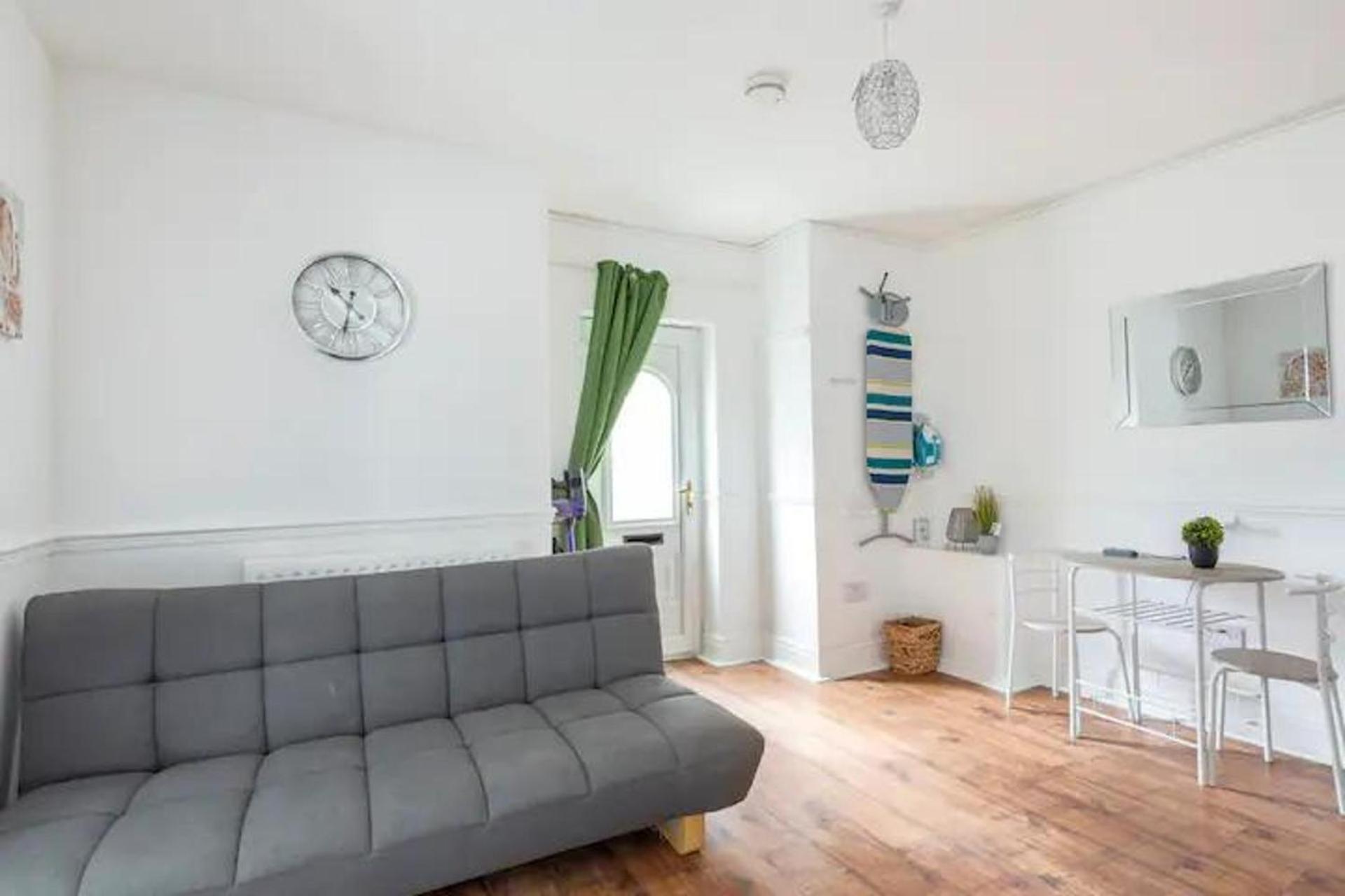 Cheerful Maisonette In The Heart Of Orrell Park Apartment *