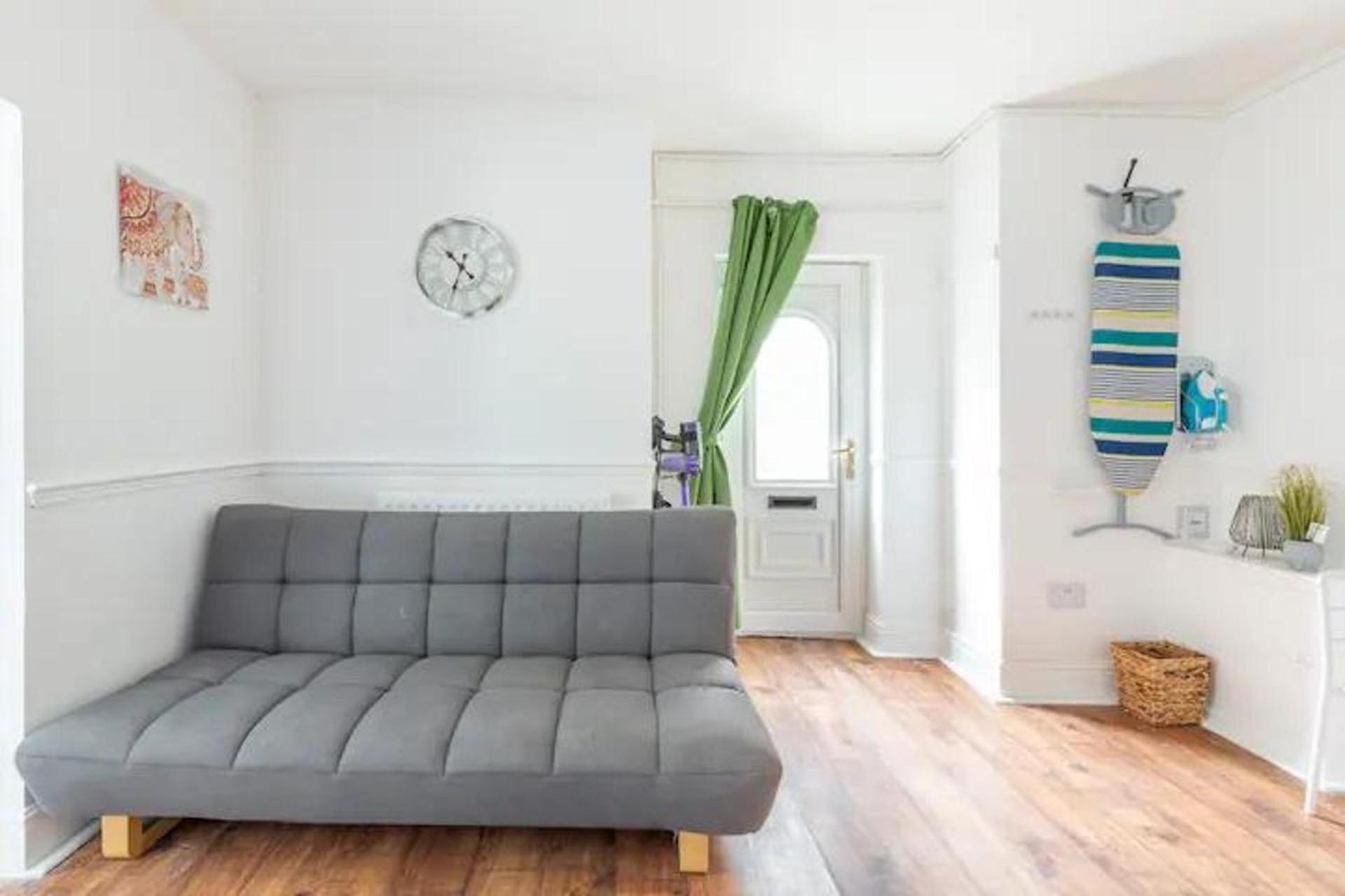 Cheerful Maisonette In The Heart Of Orrell Park Apartment *
